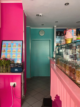 Studio von Dieken_Schlecks_Münster_Eis_eisdiele_innenarchitektur_raumgestaltung_ablage_von wem von Dieken_wellblech_theke_color