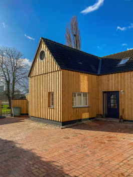 Studio-von-dieken-interiordesign-innenarchitektur-raumgestaltung-hassanierrung-parkettboden-landhausstil-Fassade-Haus-Eingang-EG