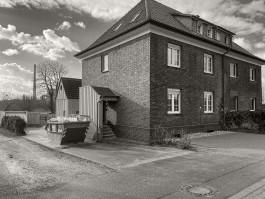Studio-von-dieken-interiordesign-innenarchitektur-raumgestaltung-hassanierrung-parkettboden-landhausstil-Fassade-Haus-Eingang-SW 