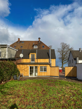 Studio-von-dieken-interiordesign-innenarchitektur-raumgestaltung-hassanierrung-parkettboden-landhausstil-Fassade-Haus-Garten