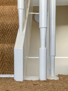 Studio-von-dieken-interiordesign-innenarchitektur-raumgestaltung-hassanierrung-parkettboden-landhausstil-Treppenhaus-detail-kokusläufer