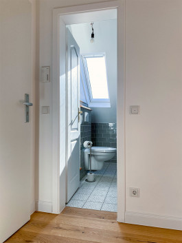 Studio-von-dieken-interiordesign-innenarchitektur-raumgestaltung-hassanierrung-parkettboden-landhausstil-kasettentür-DG-Bad-Waohnungseingang