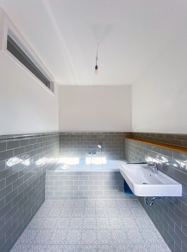 Studio-von-dieken-interiordesign-innenarchitektur-raumgestaltung-hassanierrung-parkettboden-landhausstil-kasettentür-EG-Bad-Badewanne