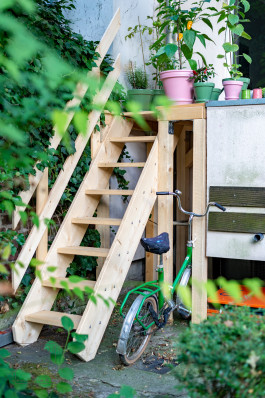 Studiovondieken-innenachitektur-interiordesign-raumgestaltung-innenarchitekt-trappe-gartentreppe-fichtenholz-klappfahrrad-vorne