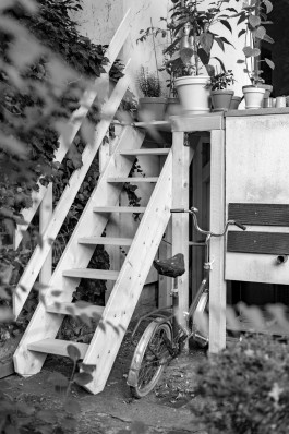 Studiovondieken-innenachitektur-interiordesign-raumgestaltung-innenarchitekt-trappe-gartentreppe-fichtenholz-klappfahrrad-vorne-sw 